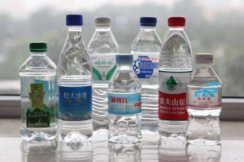 瓶装饮用水价格战打响,新低点0.66元/瓶,怡宝,娃哈哈争相降价_消费者_